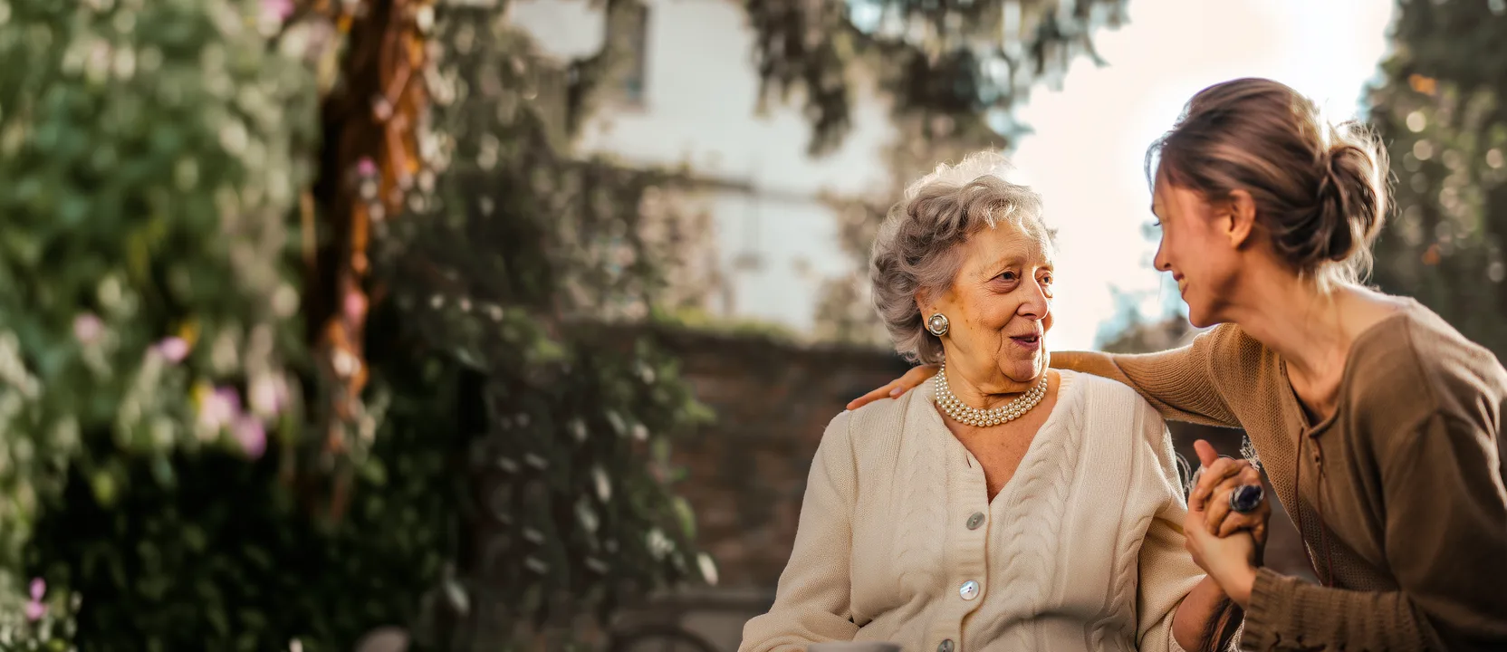 Une aidante partage un moment complice avec sa mère âgée